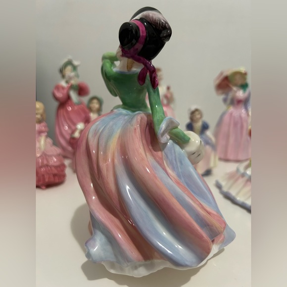 Royal Doulton Vintage Figurine Autumn Breezes - Picture 2 of 6
